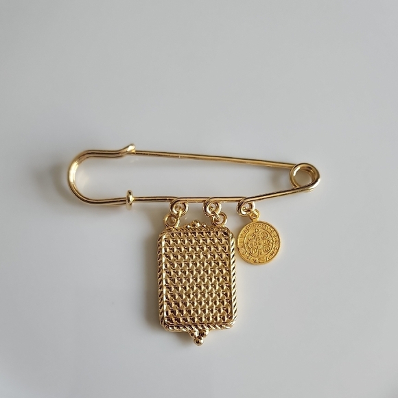 Elegant Gold and Teal Brooch with Heart Charm - Picture 3 of 4